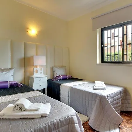 Gale Sleeps 8 Pool Air Con Wifi *